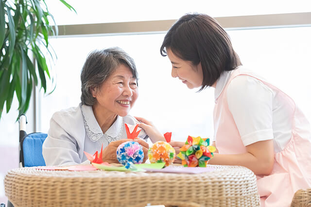 介護、折り紙、シニアと介護士