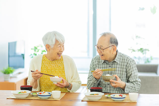 食事するシニア夫婦