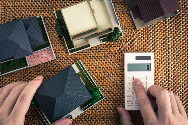 家の模型と電卓
