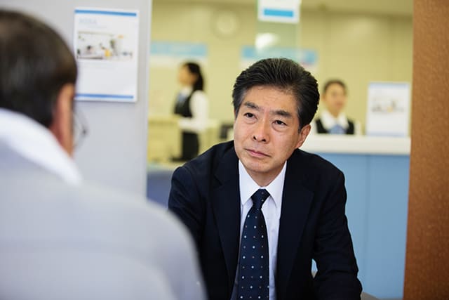 金融機関で相談する男性