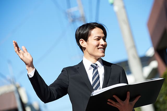 住宅街にいるビジネスマン