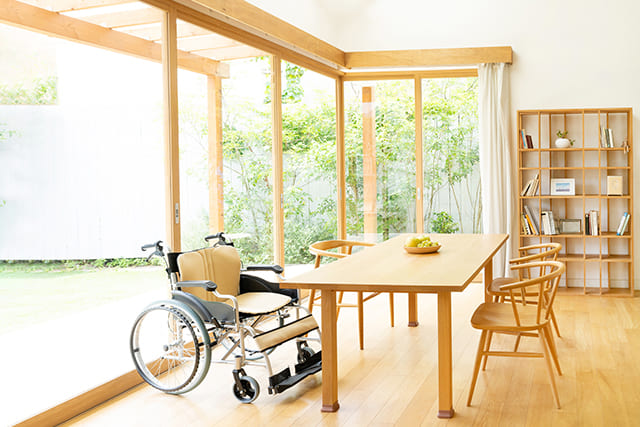介護施設の車椅子とテーブル