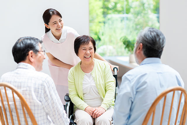 自立したシニアたちと介護士
