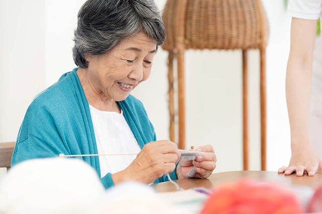 （編み物をするシニアの女性