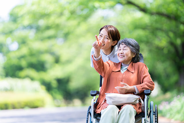 車椅子のシニアと介護士