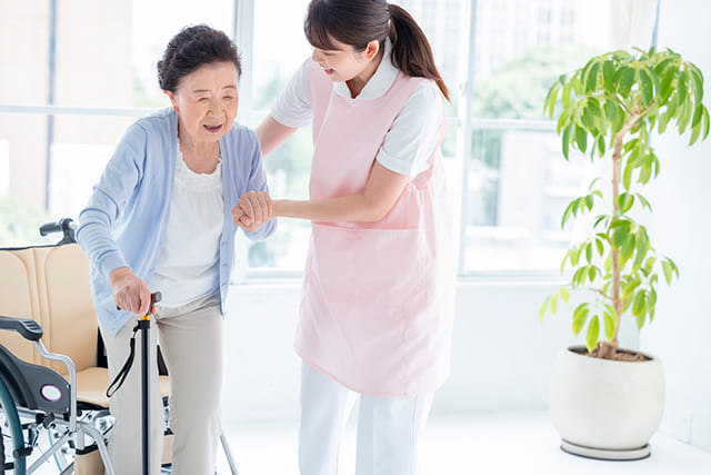 介護士に介護されるシニアの女性