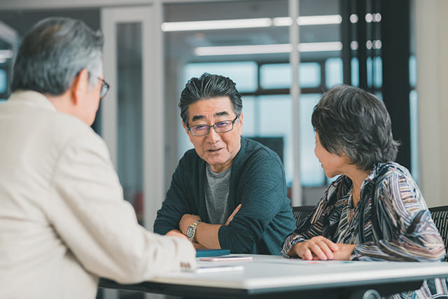 プロに相談するシニアの夫婦