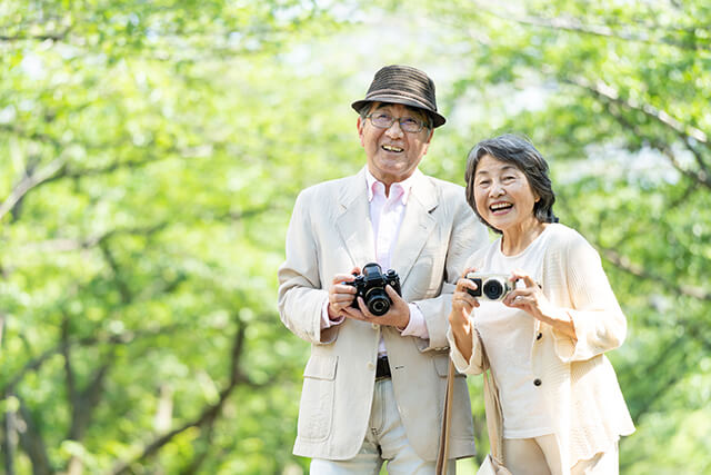 笑顔のシニアの夫婦