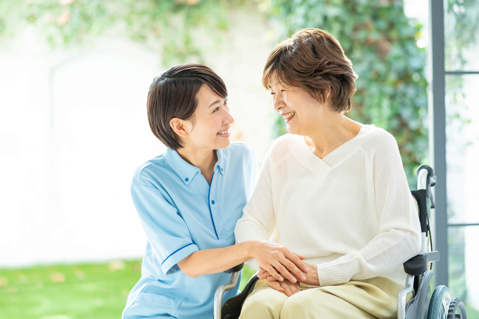 介護士とシニア女性
