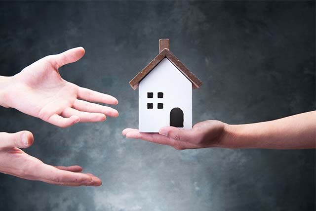 おもちゃの家を渡す