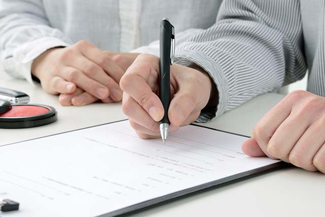 契約書を記入する2人