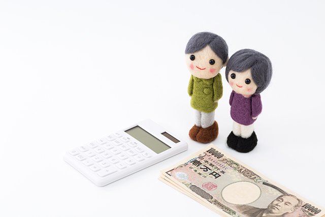 電卓とお札と人形