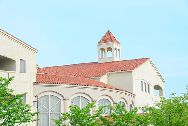 赤い屋根の建物