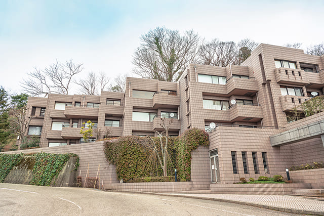丘の上の建物