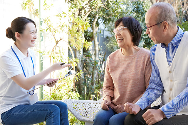 カウンセリングを受けるシニア