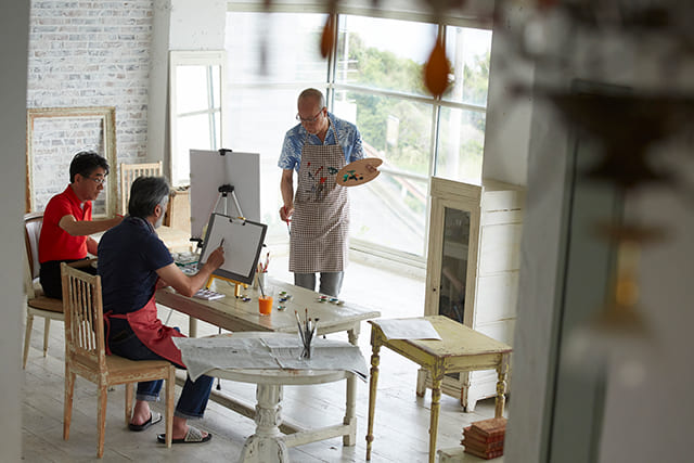 絵画を楽しむシニア