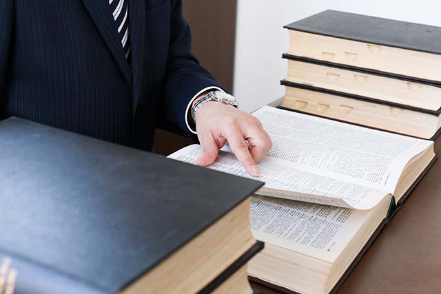 調査をする手元