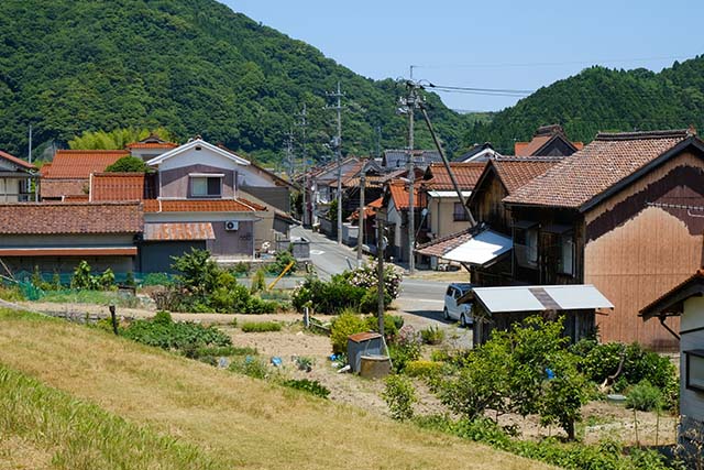 山のふもとの集落