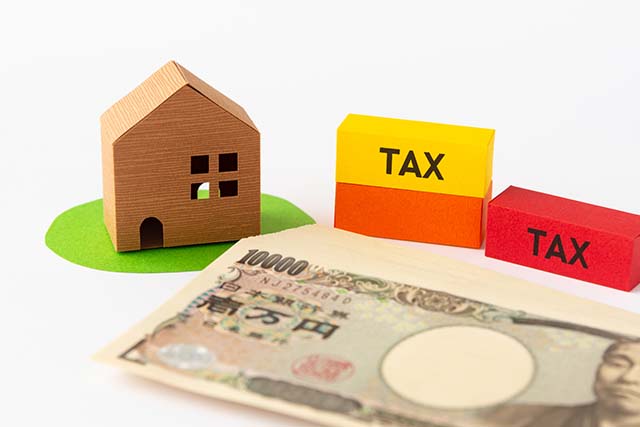 家の模型と契約書