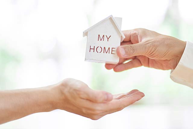 家の模型を渡す手