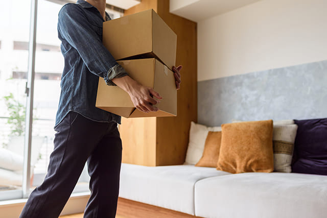段ボールを運ぶ男性
