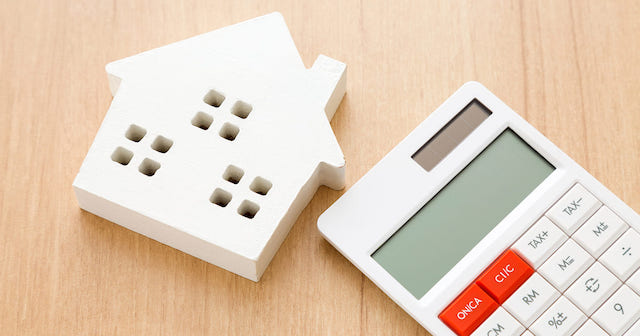 家の模型と電卓