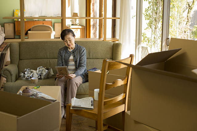 引越しの作業をする女性