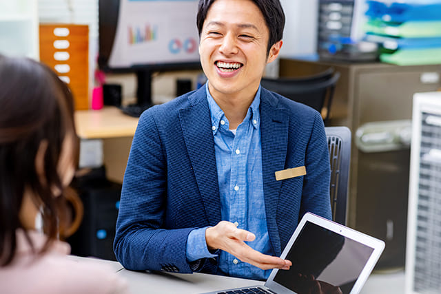 窓口担当者と女性