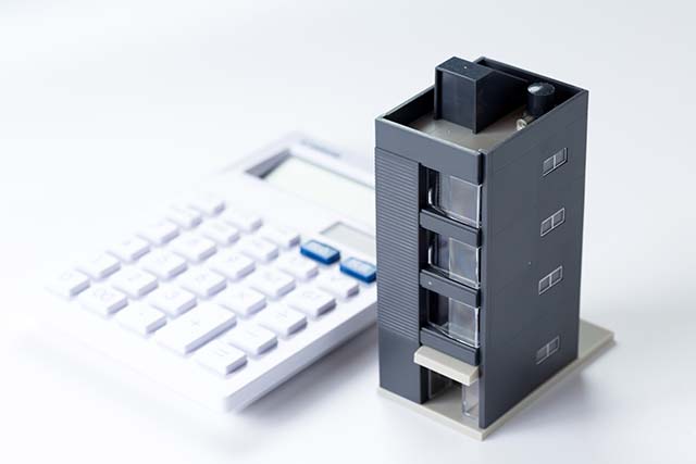 マンションの模型と電卓
