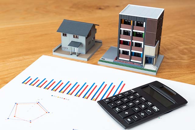家の模型と電卓