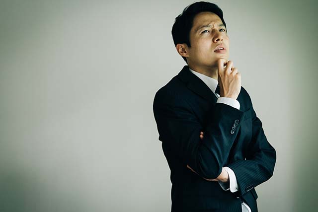 悩む男性