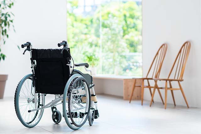窓側を向く車いす