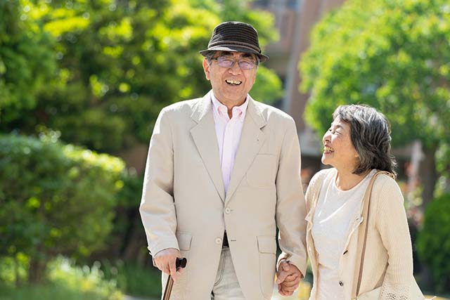 一緒に歩くシニアカップル