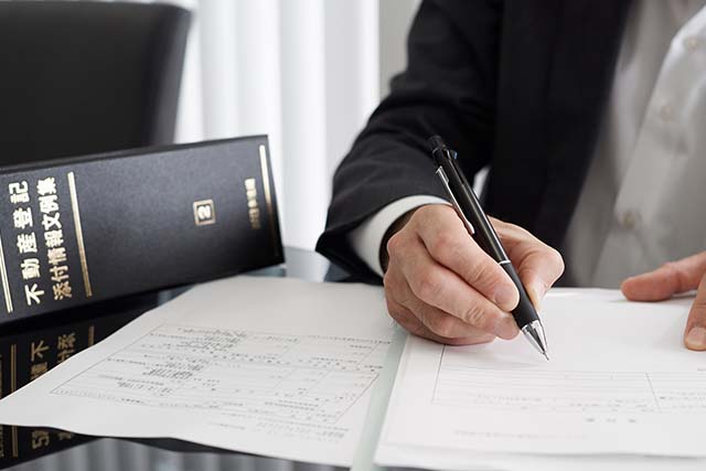 不動産登記を行う司法書士の手元