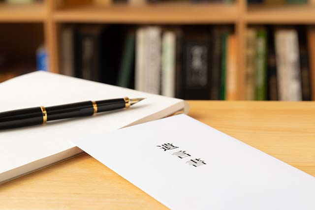 遺言書、奥に本棚