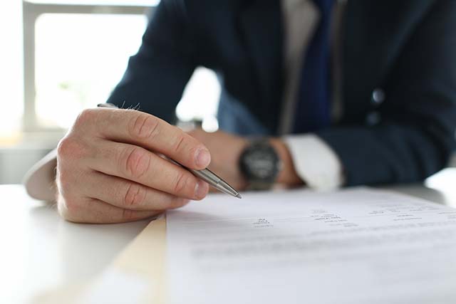 スーツ姿の男性の手元