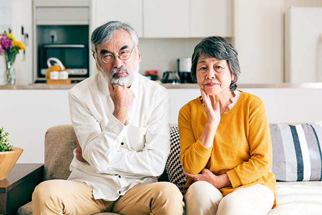 悩んでいる高齢者夫婦