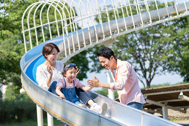 公園で遊ぶ親子