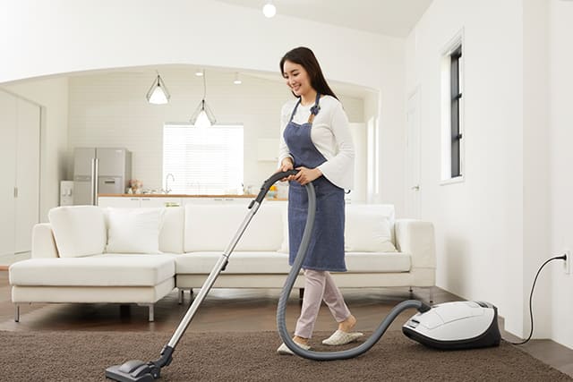 掃除機をかける女性