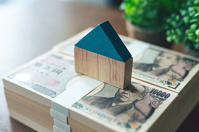 家の模型とお札