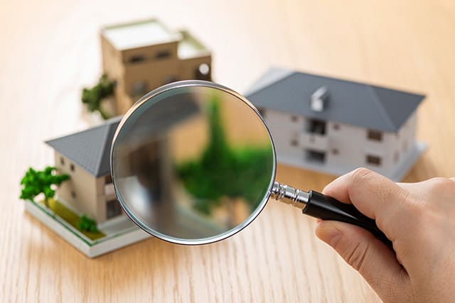 住宅の模型とルーペ