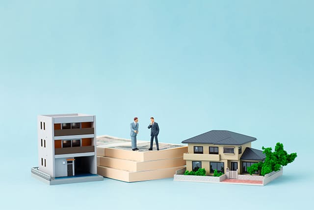住宅模型とビジネスパーソンの模型