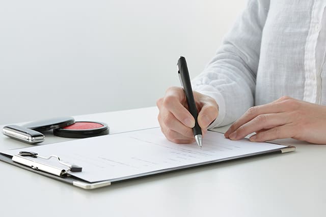 契約を結ぶ女性