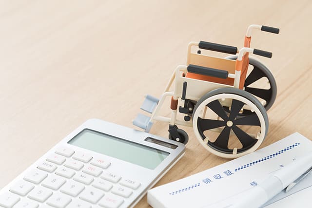 電卓と車いすの模型