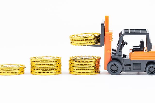 硬貨を積み立てるリフト