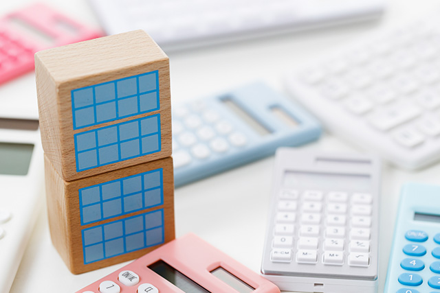 マンションの模型と電卓