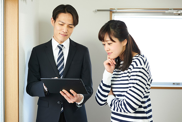 不動産業者と妻の話し合い