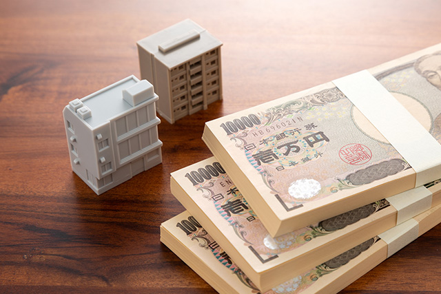 マンションの模型と現金