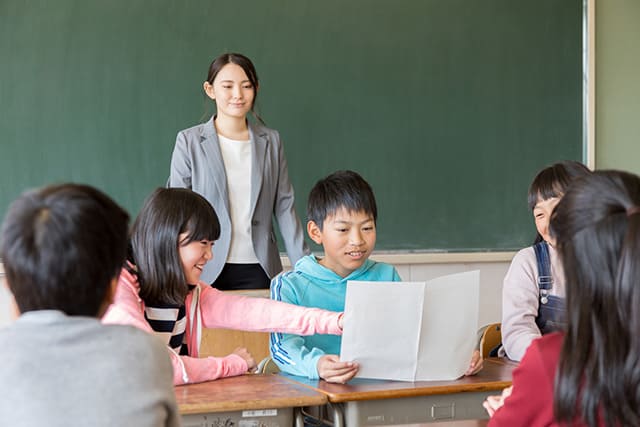 話し合いをする小学生
