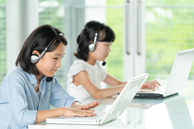 パソコン学習をする小学生